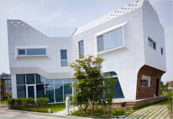 Una residenza bianca come la neve in Corea con fori quadrati nelle pareti