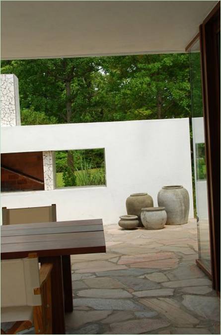Residenza Casa La Hilaria in Uruguay, circondata da fiori e alberi