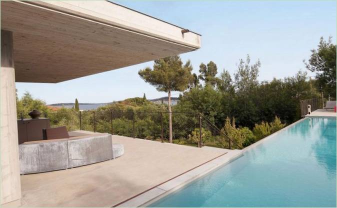 La terrazza e la piscina di una casa privata in Francia