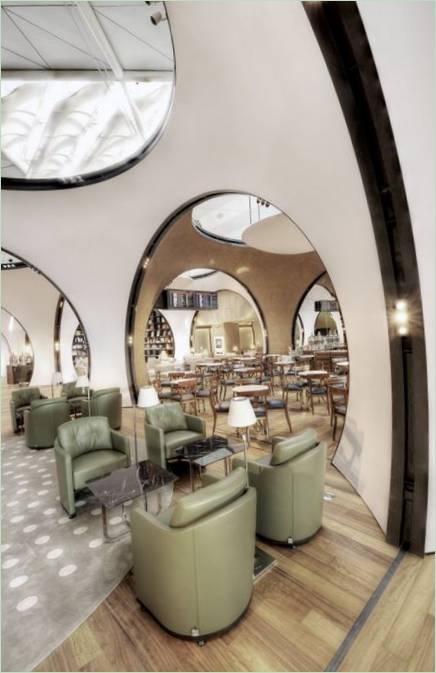 Lounge dell'aeroporto: gli archi del ristorante