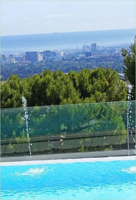 Fontane d'acqua in miniatura integrate nel progetto della piscina esterna di Amir Farr
