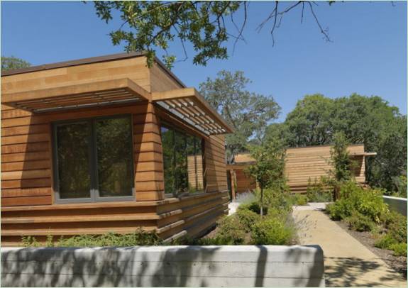 Road House design cottage in legno