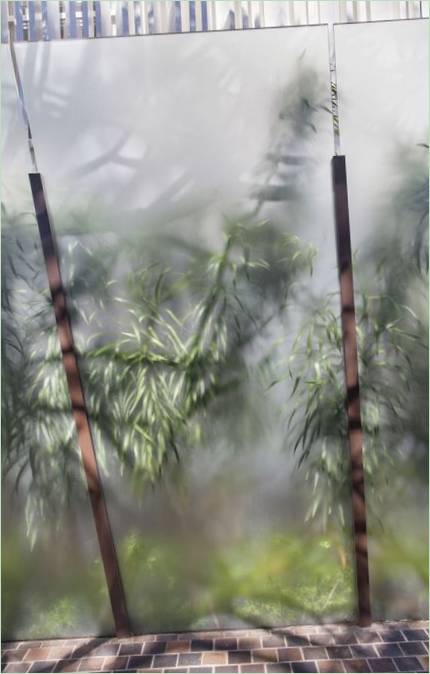 Recinzione in vetro di una casa di campagna in Brasile