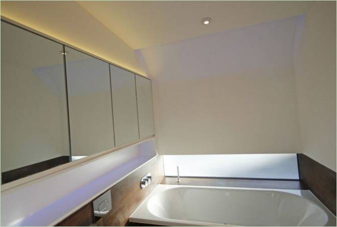 Specchi nell'interno del bagno della Islington House di Londra
