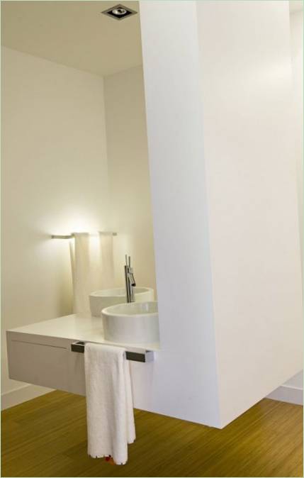 Composizioni architettoniche in Corian bianco con sanitari integrati in bagno
