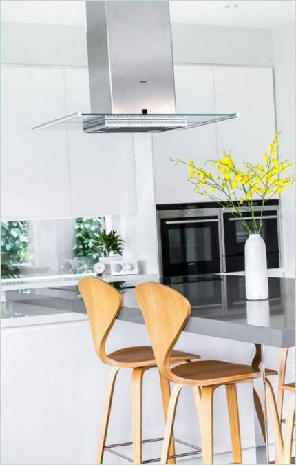 Sedie in legno della Malvern East Mansion dello studio di architettura Canny