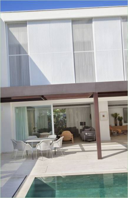 La terrazza a bordo piscina di una casa di campagna in Brasile