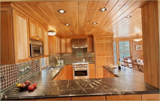 Cucina accogliente del cottage Maine Lake Retreat in Canada