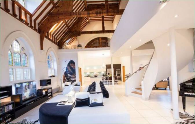 Una bella scala a chiocciola all'interno degli appartamenti Church Conversion a Londra