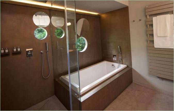 Progettazione di interni per un bagno di casa da parte di Bumper Investments in Francia