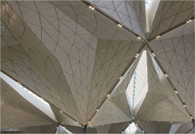 Lounge aeroportuale: design insolito del soffitto del terminal