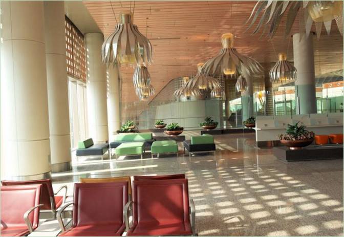 Lounge dell'aeroporto: lampadari con fiori