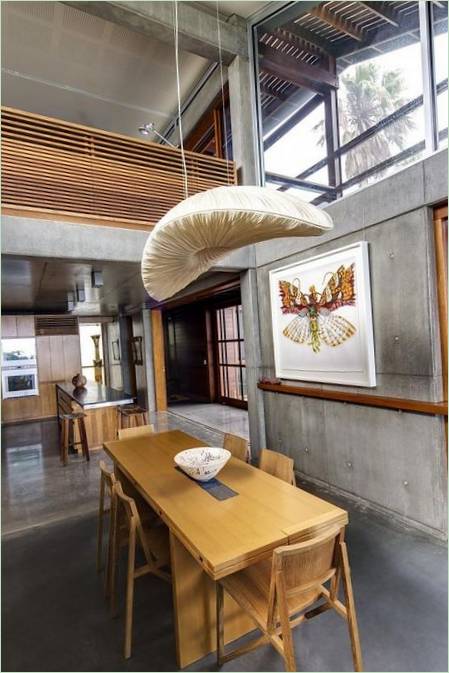 Dettagli interni: grande lampadario bianco a forma di cappello da donna