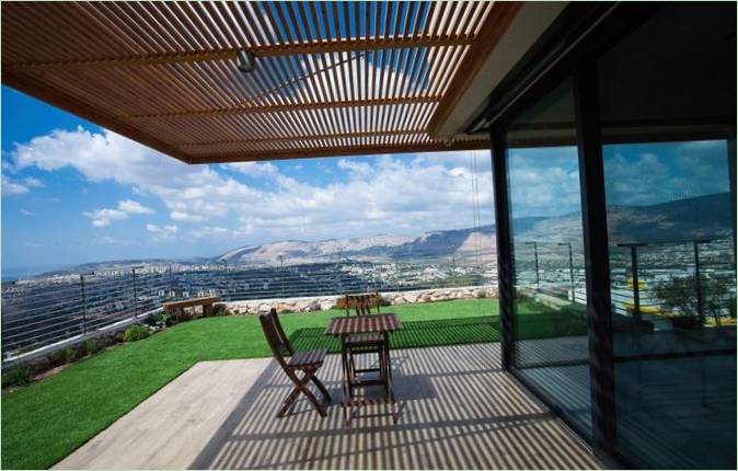 Terrazza del Kurland Residence con tettoia in legno