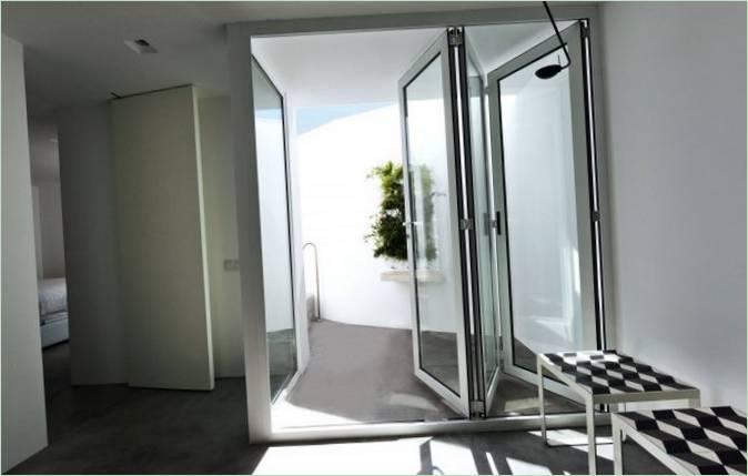 Una porta di vetro sulla terrazza