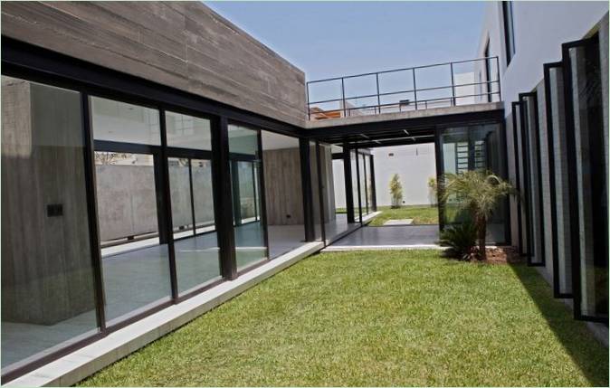 Casa circondata a Lima, Perù