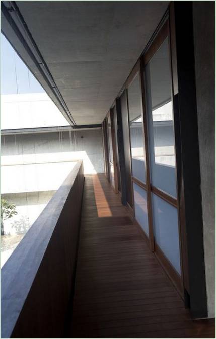 Interno della Courtyard House a tre piani di Formwerkz a Singapore