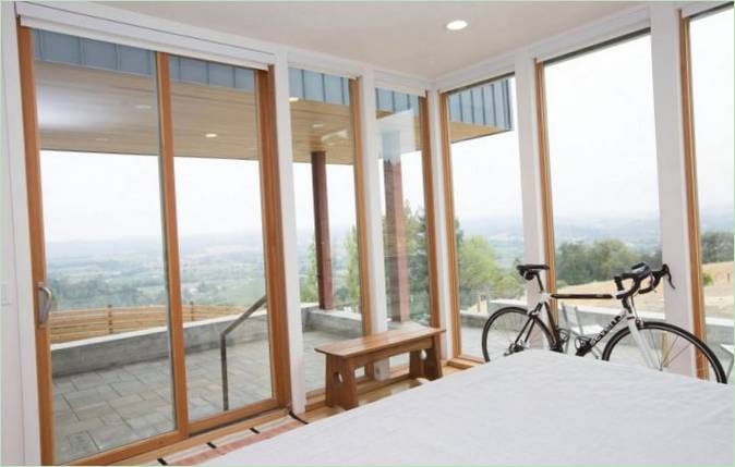 Le porte di vetro di una casa a Cloverdale, California, USA
