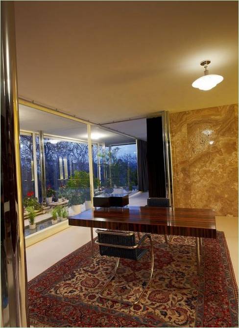 Interno del soggiorno con finestre panoramiche