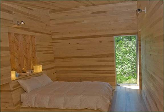 Biancheria da letto luminosa in una camera da letto con finiture in legno