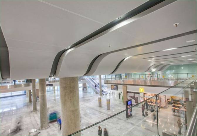 Lounge dell'aeroporto: alte colonne di marmo