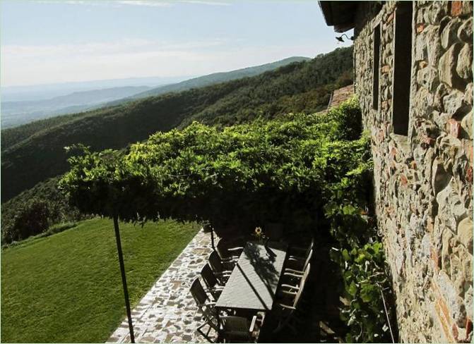 La zona pranzo del cortile di Casa Bramasole