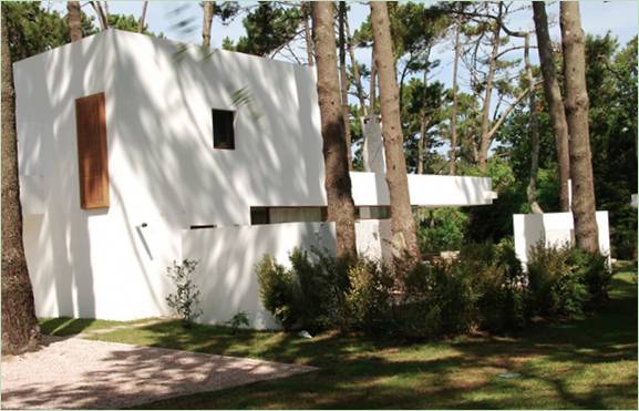 Residenza Casa La Hilaria in Uruguay, circondata da fiori e alberi