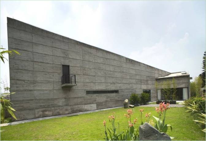 Esterno della casa affusolata