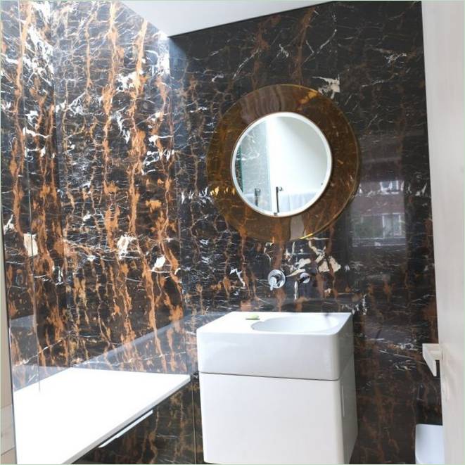 Il bagno in marmo di una casa di Hyde Park a Londra