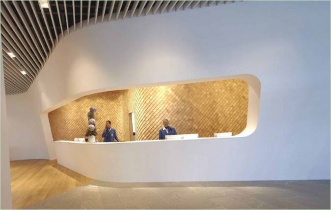 Lounge dell'aeroporto: banco check-in bianco a Monaco