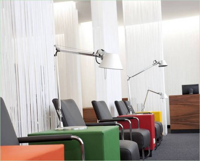 Lounge dell'aeroporto: tavoli multicolori e sedute scure