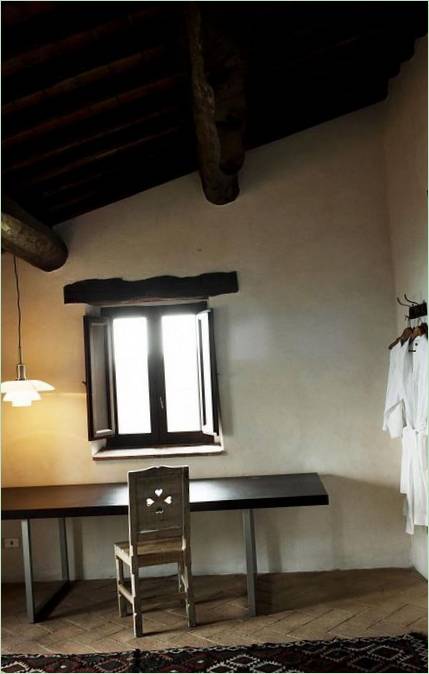 Un tavolo alla finestra nella Villa Casa Bramasole in Italia