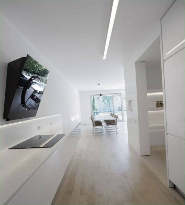 Interno di un cottage moderno dal design minimalista nei toni del bianco di Humberto Conde Studio, quartiere di Parede, Cascais, Portogallo