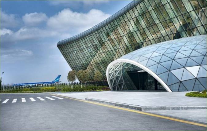 Lounge dell'aeroporto: la facciata dell'edificio dell'aeroporto di Baku