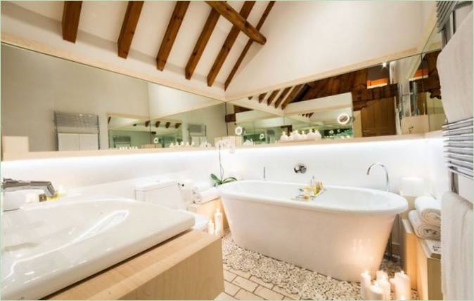 Progettazione del bagno dell'appartamento di conversione della chiesa