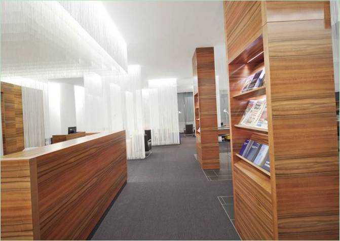 Lounge dell'aeroporto: scaffali in legno per libri e riviste