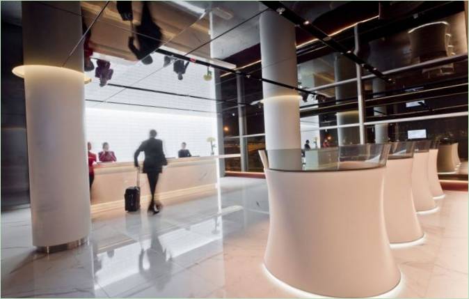 Lounge dell'aeroporto: pavimenti bianchi lucidi e soffitto nero