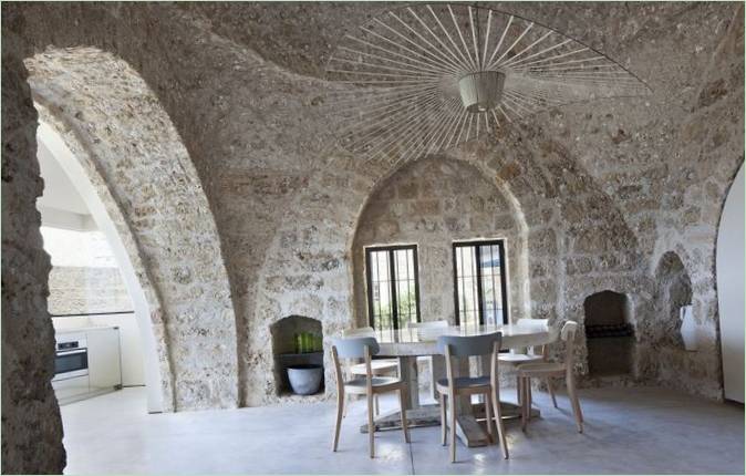 Pareti in pietra nella sala da pranzo della Factory Jaffa House