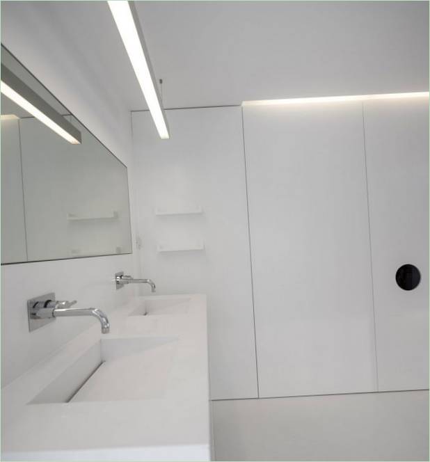 Interno di un cottage moderno dal design minimalista nei toni del bianco dello studio Humberto Conde, quartiere di Parede, Cascais, Portogallo