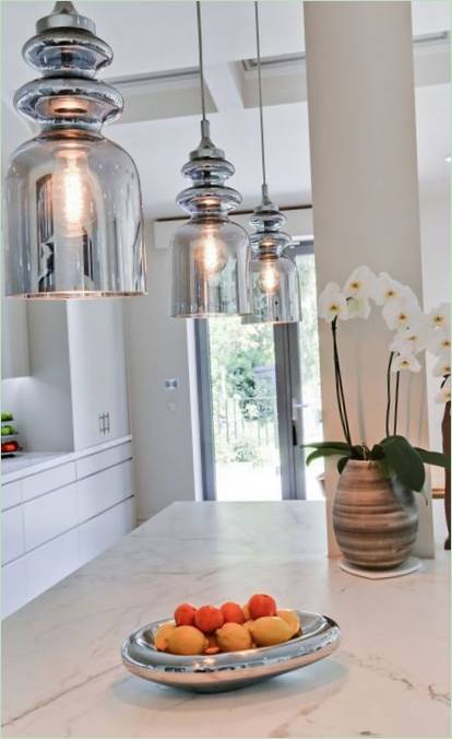 Illuminazione a sospensione creativa nella cucina di una casa londinese