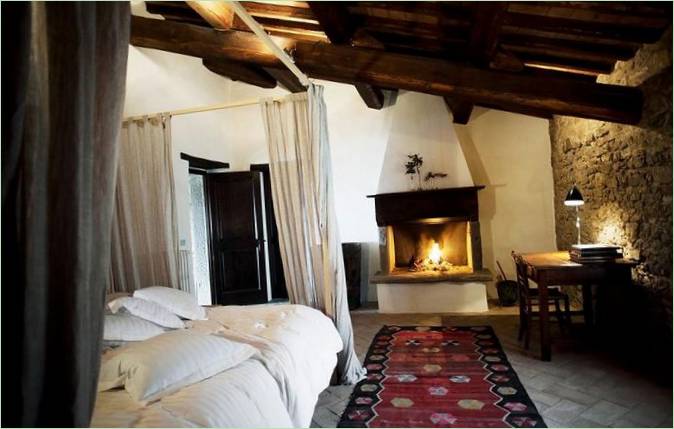 Camera da letto con camino nella villa Casa Bramasole in Italia