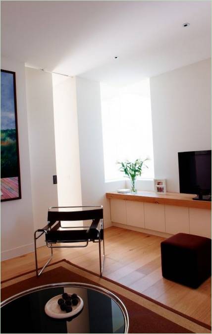 Sedia di design nel soggiorno di una casa privata