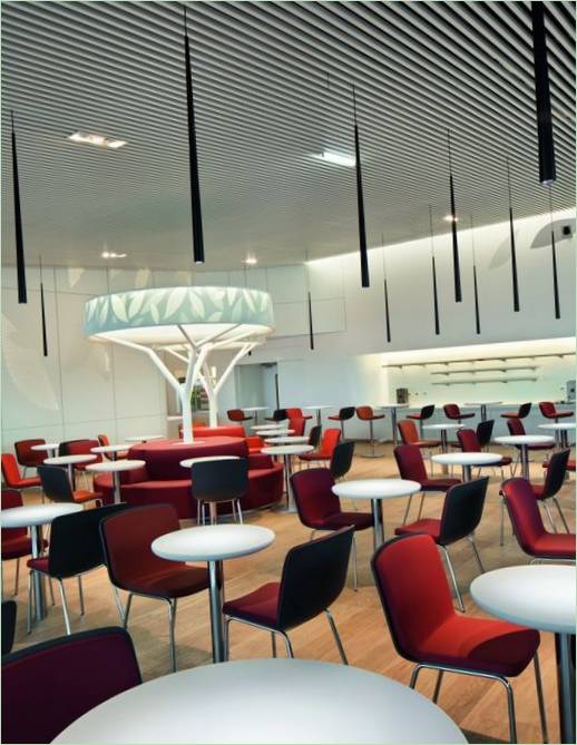 Lounge dell'aeroporto: una caffetteria con sedie rosse