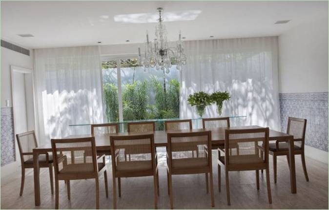 Sala da pranzo in una casa di campagna brasiliana