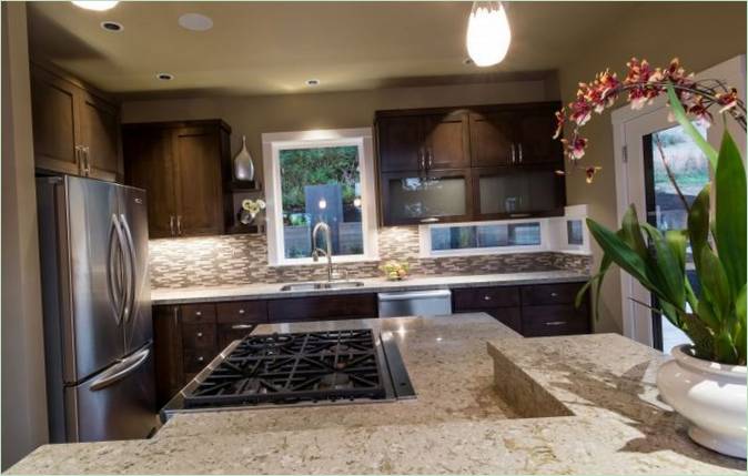 La cucina della casa di campagna Crest Meadows Residence negli USA