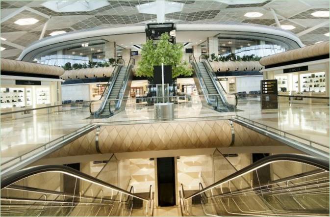 Lounge dell'aeroporto: terminal in tonalità beige