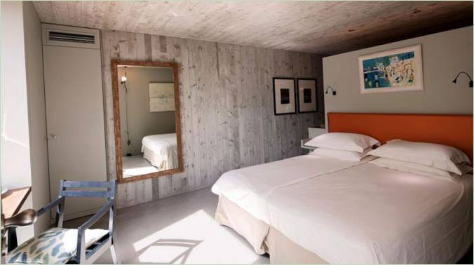 Progettazione degli interni di una camera da letto in una casa francese da parte di Bumper Investments