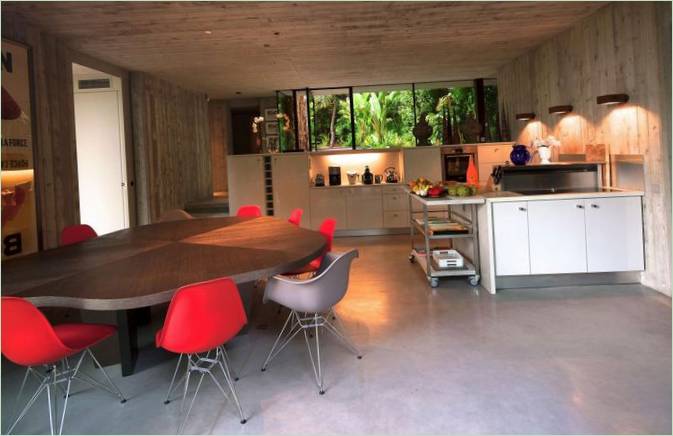 Cucina e zona pranzo di una casa Bumper Investments in Francia
