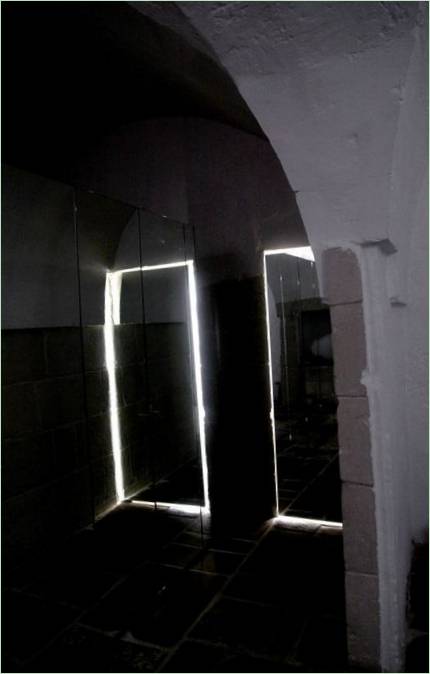 Le porte trasparenti della residenza Renovation di Ludovica+Roberto Palomba