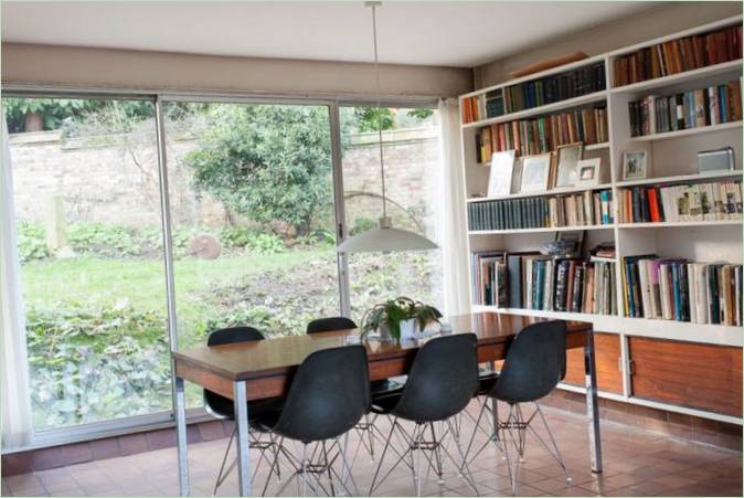 Libreria in sala da pranzo